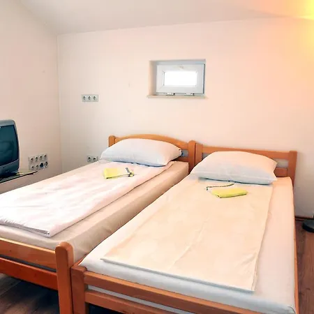 Hostel Room ホステル *